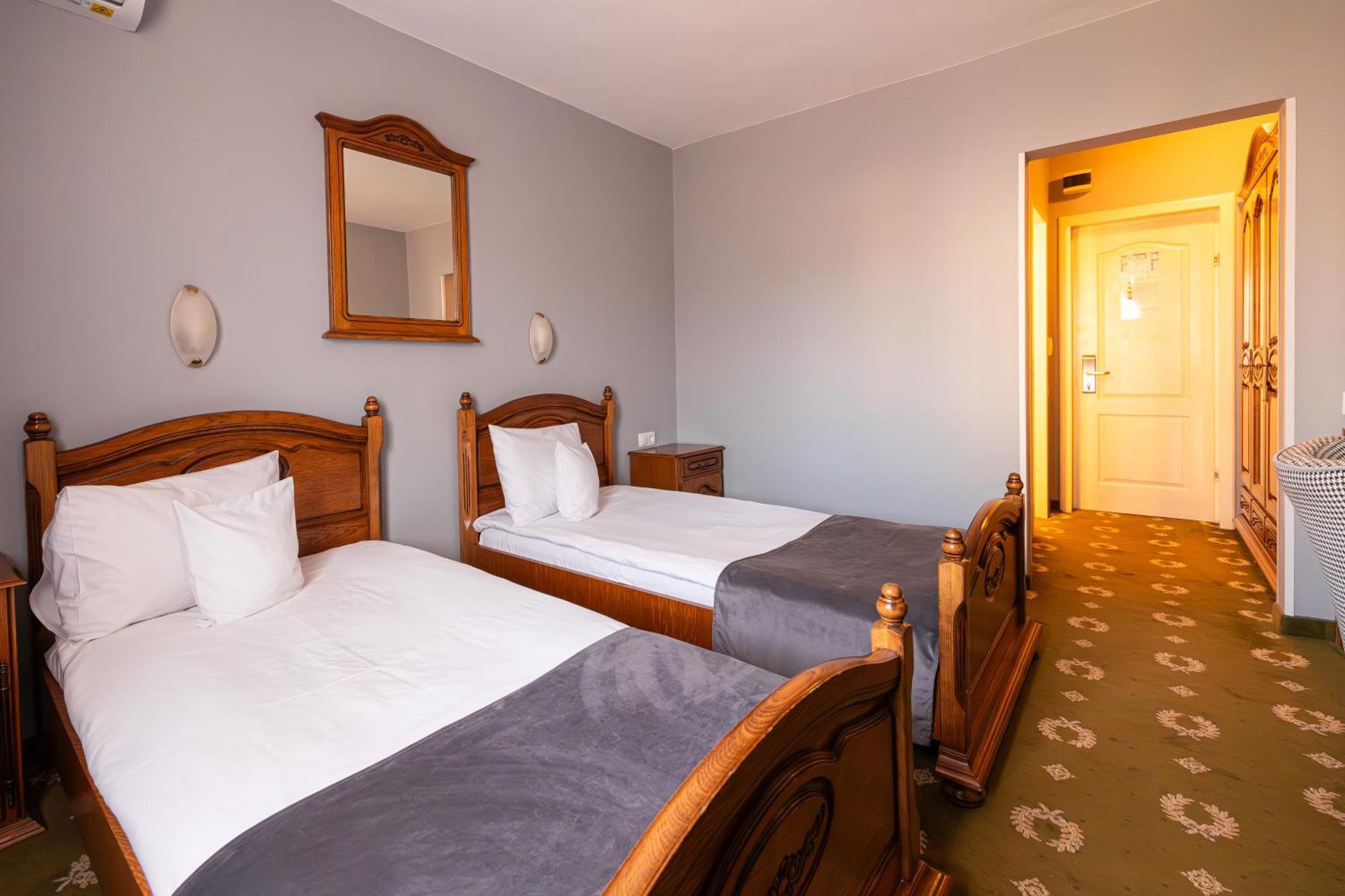 Hotel Brilliant Meses Zalău Buitenkant foto