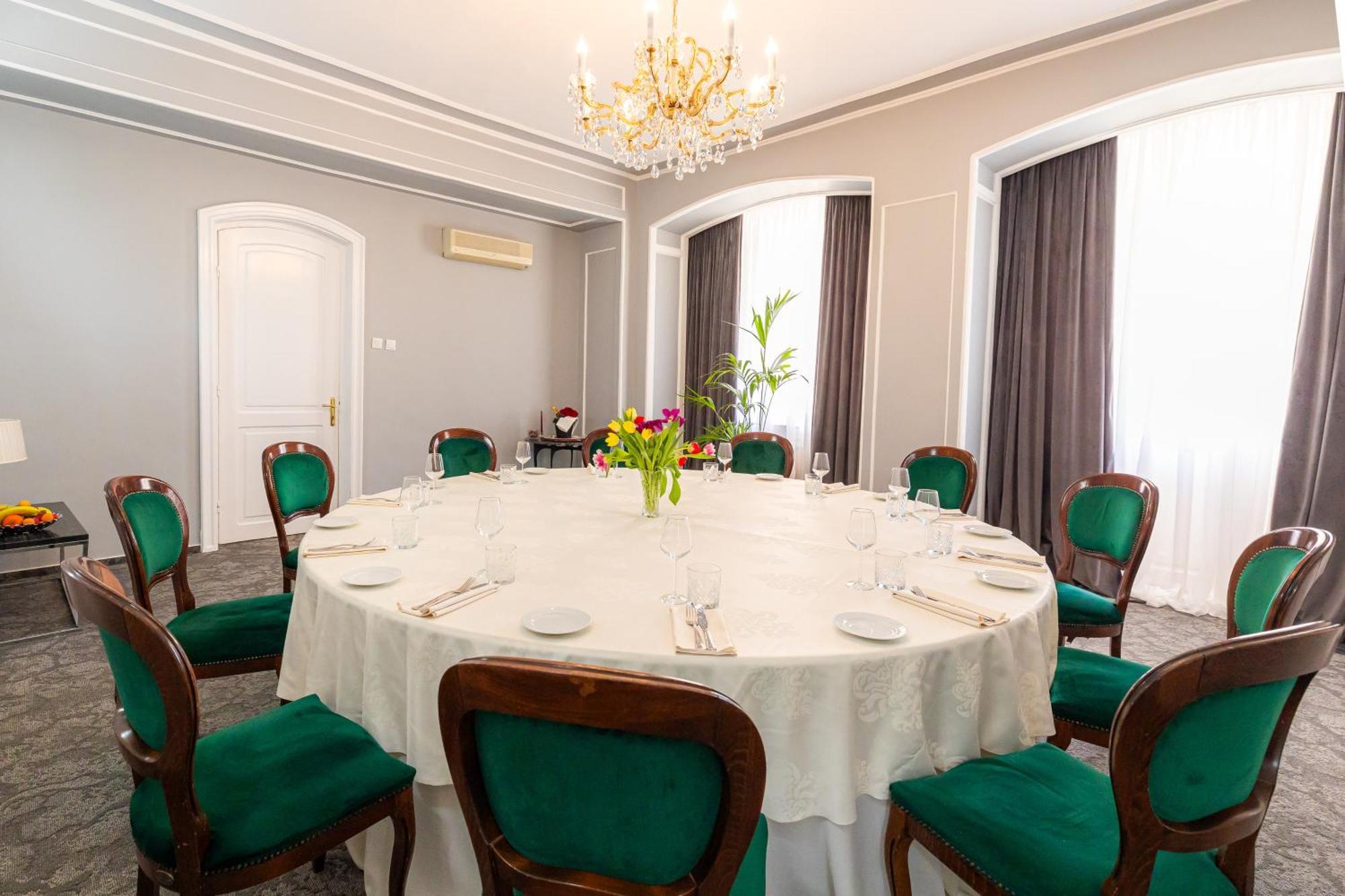 Hotel Brilliant Meses Zalău Buitenkant foto