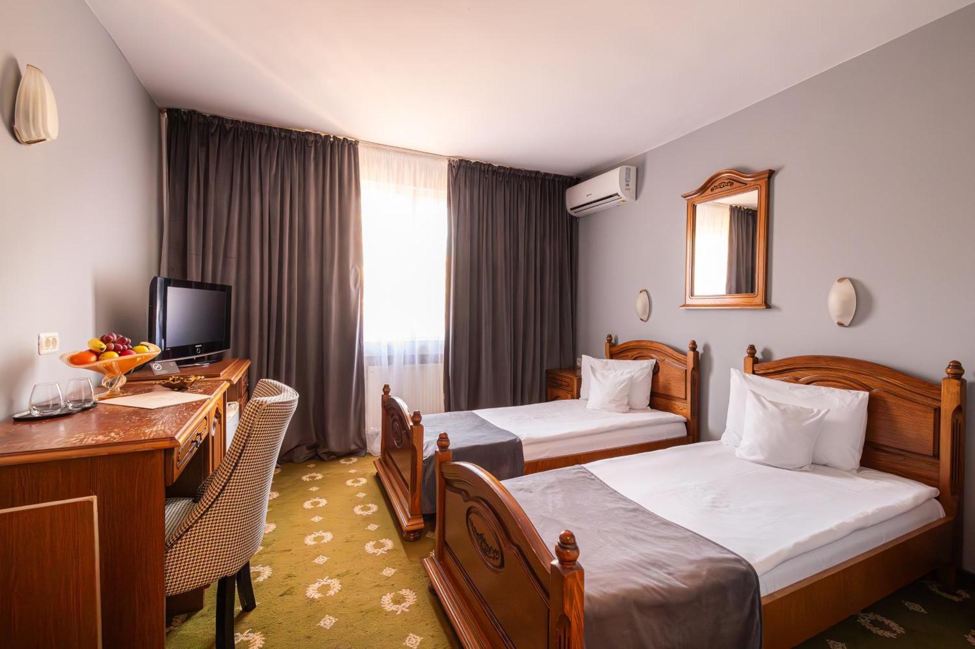 Hotel Brilliant Meses Zalău Buitenkant foto
